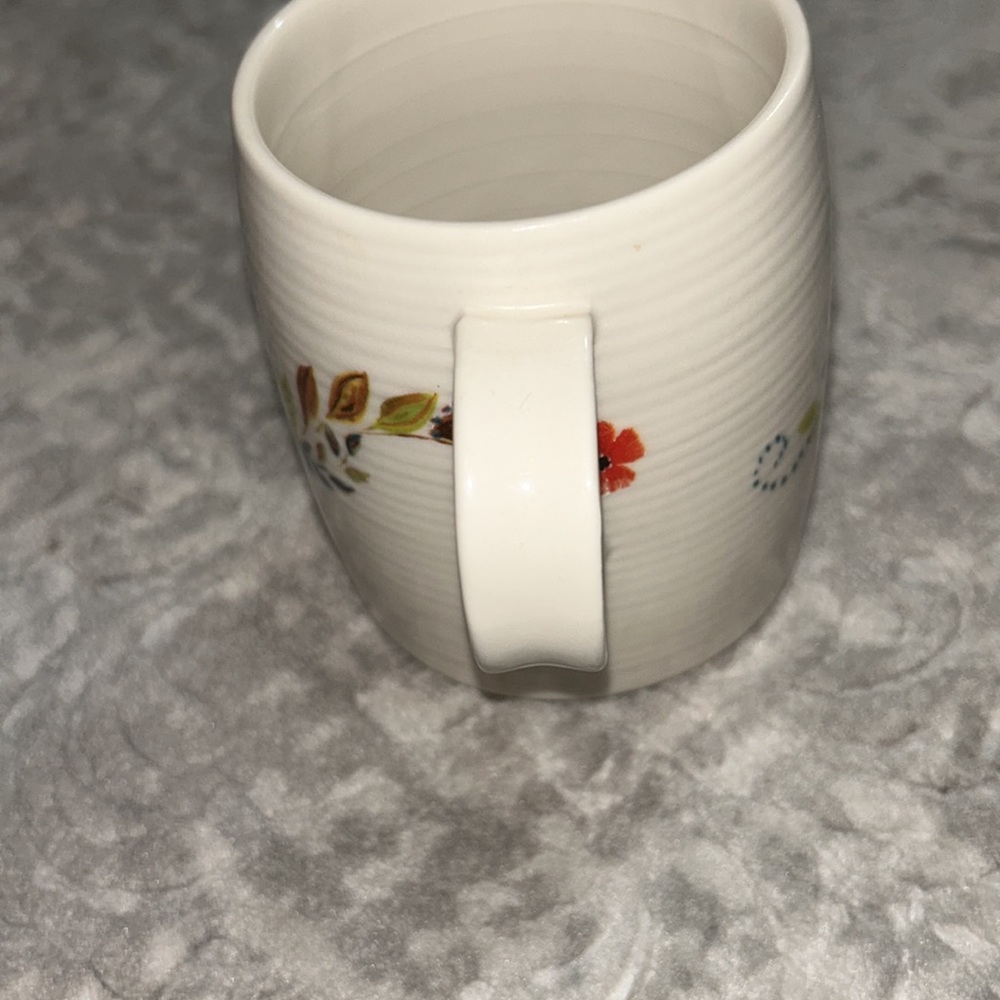 Beautiful L designed Mug - Picture 5 of 8